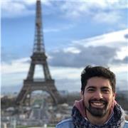 Profesor de educación física dicta clases a niños de todas las edades